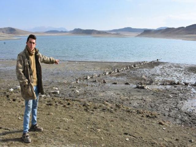 Baraj suyu 1 kilometre çekildi