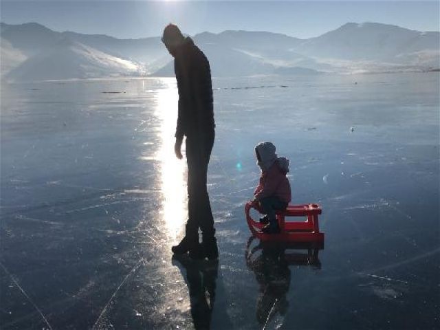 Çıldır Gölü’nde buz eğlencesi