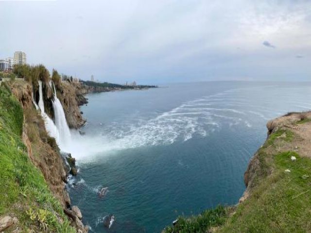 Zehirli köpükler denize yayılıyor