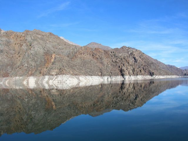 Baraj gölünün suları çekilince kayalıklarda ilginç görüntüler oluştu