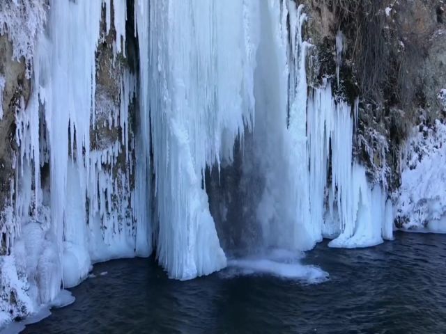 Dondurucu soğuklarda nehir ve şelaleler buz tuttu