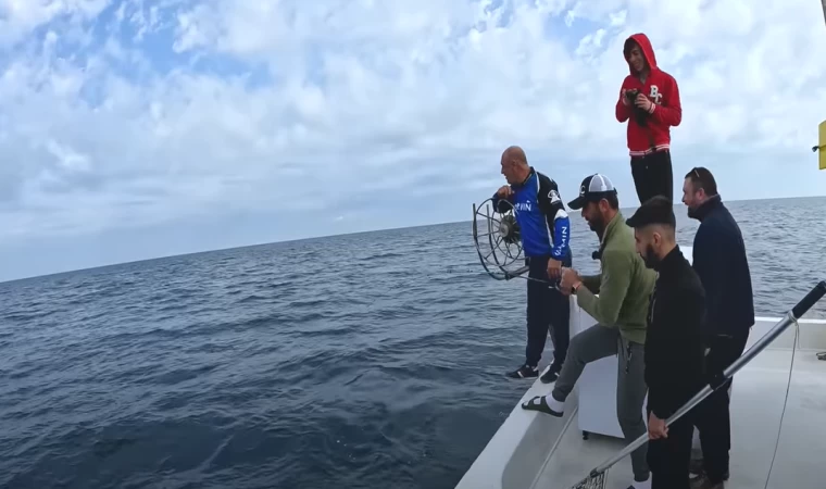 İLKER REİS ile kılıç balığı sezonunu açtık! Sahte yem ile tuttuğumuz balığa İLKER REİS ŞOK OLDU!