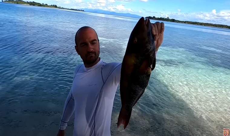 ISSIZ ADADA AVLANARAK HAYATTA KALDIK - İnanılmaz Su Altı Yaşamı