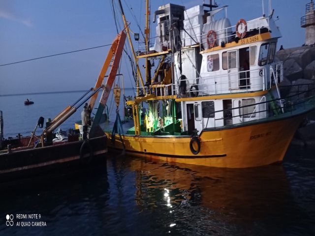 Kurtarılan balıkçı teknesi Duru 67 tersaneye götürülürken battı