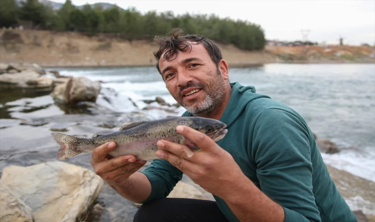 Kahramanmaraş'ta bazı depremzedeler balık tutarak moral bulmaya çalışıyor
