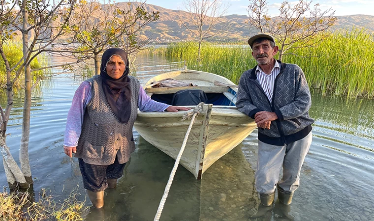 Denizsiz kentin balıkçı çifti ekmeğini Hazar Gölü'nden çıkarıyor