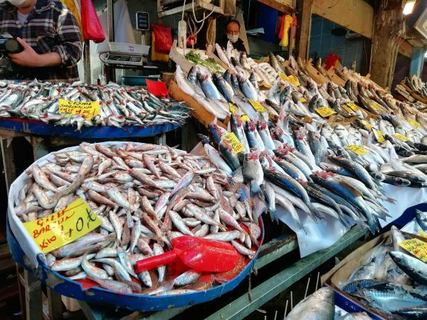 İzmir'de, kısıtlamada açık olan balıkçılara ilgi