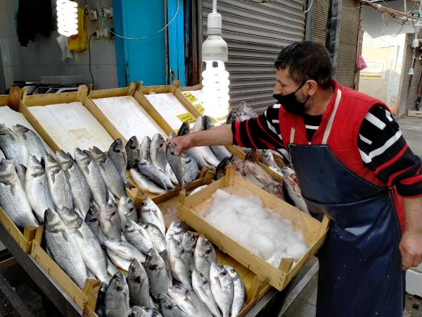 İzmir'de, kısıtlamada açık olan balıkçılara ilgi