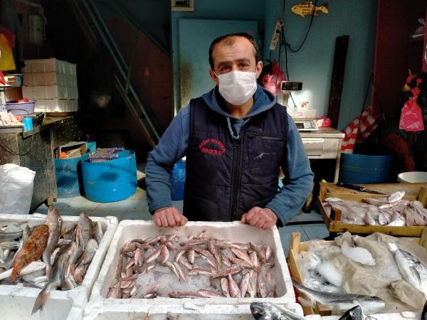 İzmir'de, kısıtlamada açık olan balıkçılara ilgi