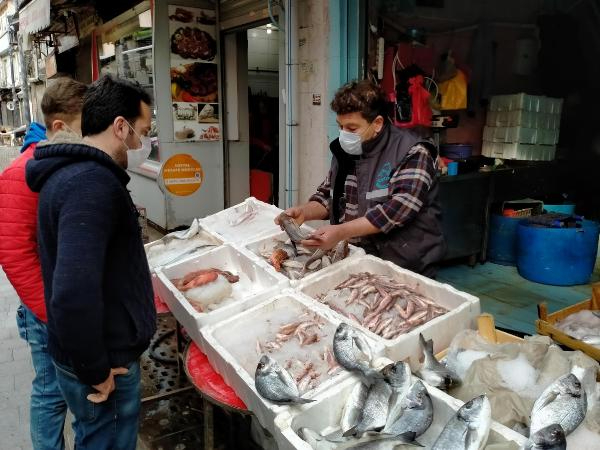 İzmir'de, kısıtlamada açık olan balıkçılara ilgi