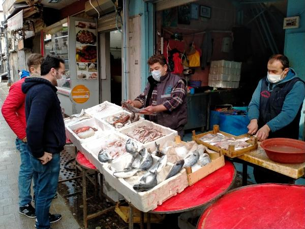 İzmir'de, kısıtlamada açık olan balıkçılara ilgi