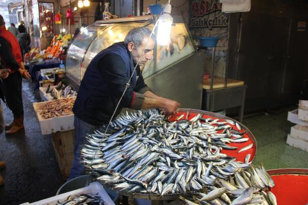 İzmir'de, kısıtlamada açık olan balıkçılara ilgi
