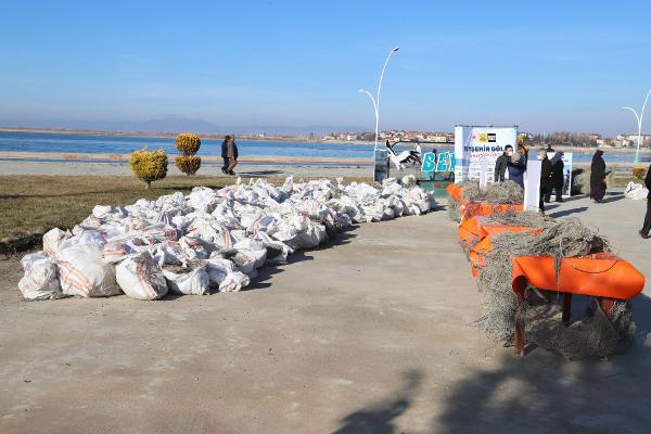 Beyşehir Gölü'nden 470 hayalet ağ çıkarıldı
