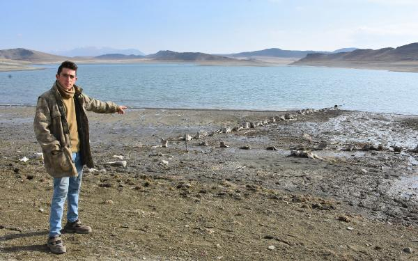 Baraj suyu 1 kilometre çekildi