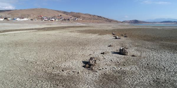 Baraj suyu 1 kilometre çekildi
