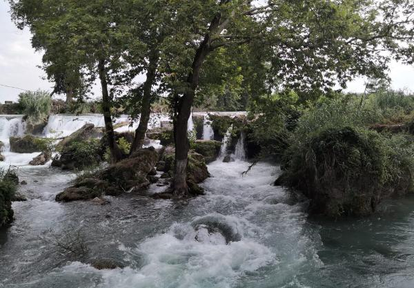 Balık Bitmesin diye suyu çekilen şelaleye hortumla su veriyor