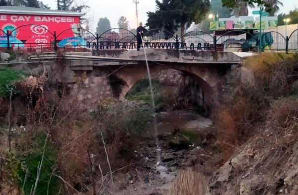 Balık Bitmesin diye suyu çekilen şelaleye hortumla su veriyor