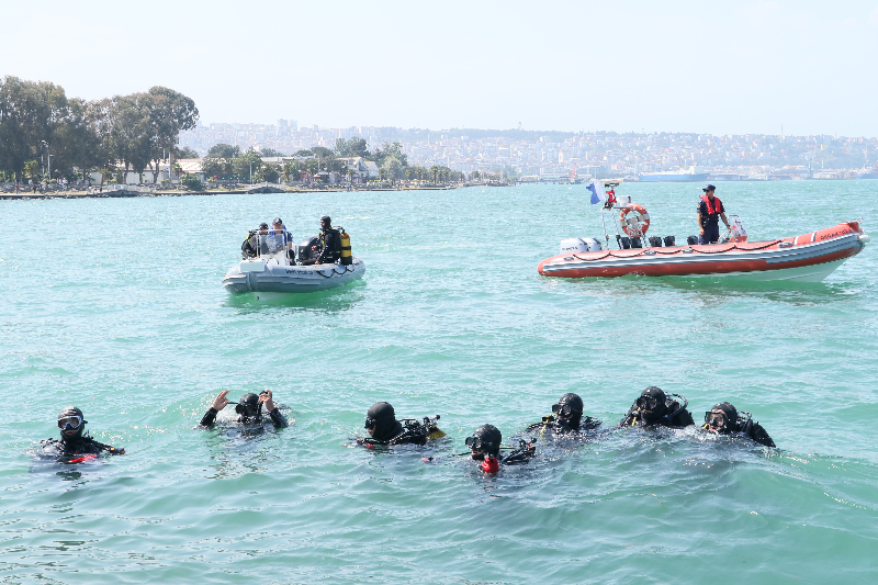Samsun'da balık ve kurbağa adamlar denizde ve kıyada temizlik yaptı