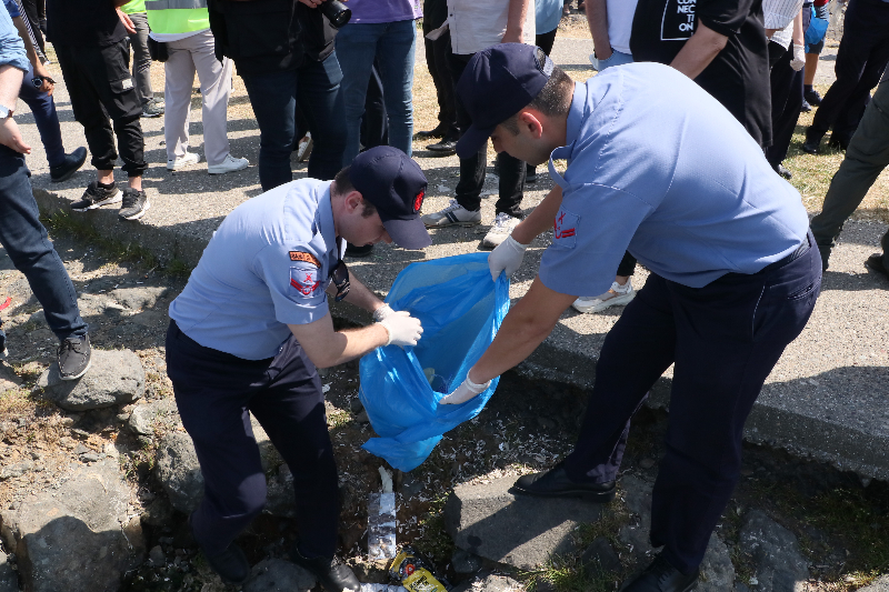 Samsun'da balık ve kurbağa adamlar denizde ve kıyada temizlik yaptı
