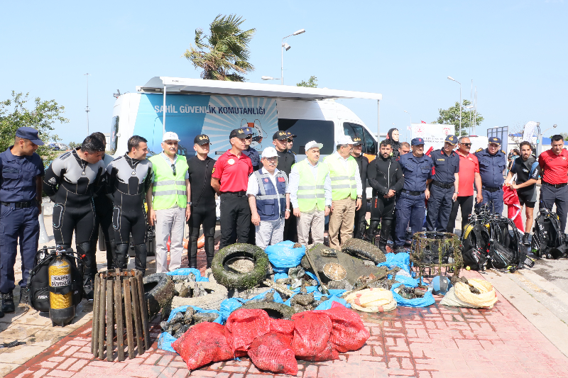 Samsun'da balık ve kurbağa adamlar denizde ve kıyada temizlik yaptı
