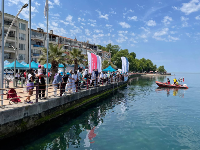 İzmit Körfezi'ne 6 bin çipura, levrek ve kalkan bırakıldı