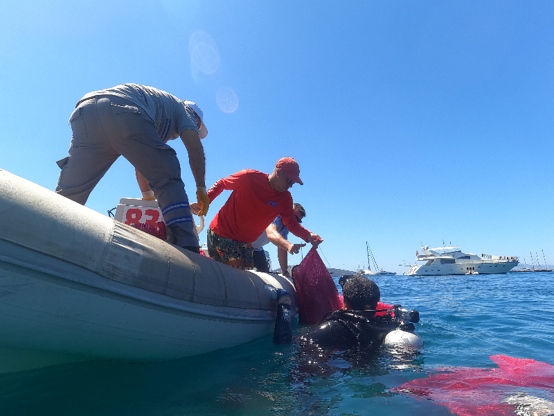 Bodrum'da dalgıçlar deniz dibi temizliği yaptı
