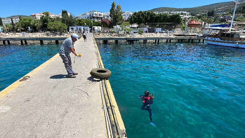 Bodrum'da dalgıçlar deniz dibi temizliği yaptı