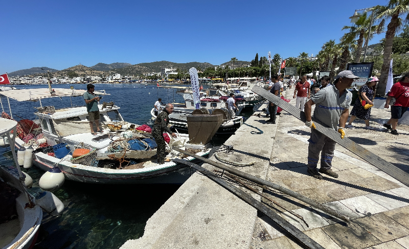 Bodrum'da dalgıçlar deniz dibi temizliği yaptı