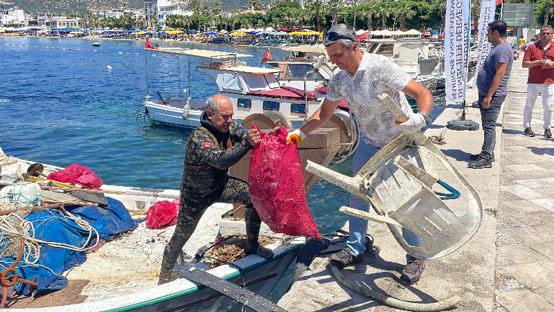 Bodrum'da dalgıçlar deniz dibi temizliği yaptı