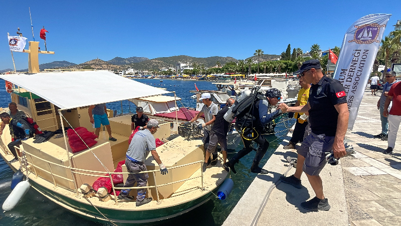 Bodrum'da dalgıçlar deniz dibi temizliği yaptı