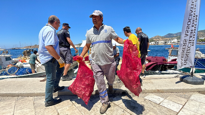 Bodrum'da dalgıçlar deniz dibi temizliği yaptı