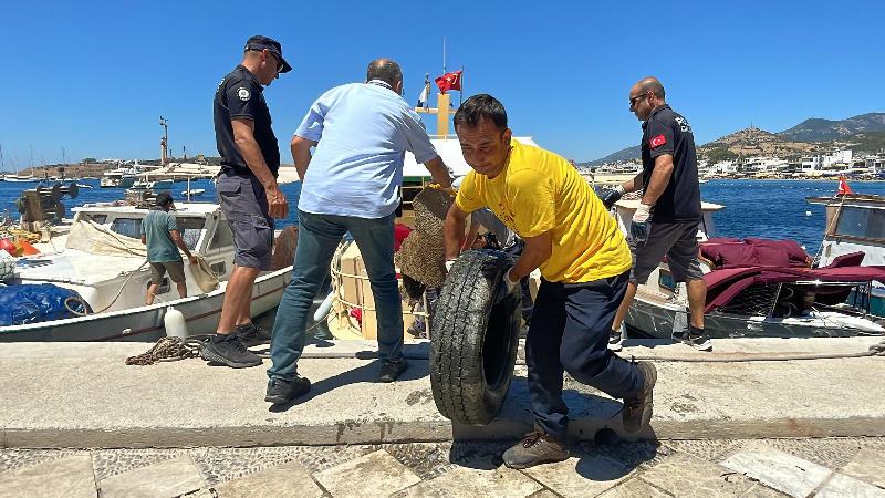 Bodrum'da dalgıçlar deniz dibi temizliği yaptı