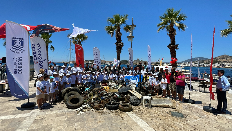 Bodrum'da dalgıçlar deniz dibi temizliği yaptı
