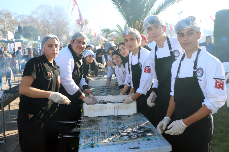 Zonguldak'ta hamsi festivalinde 15 ton balık dağıtıldı
