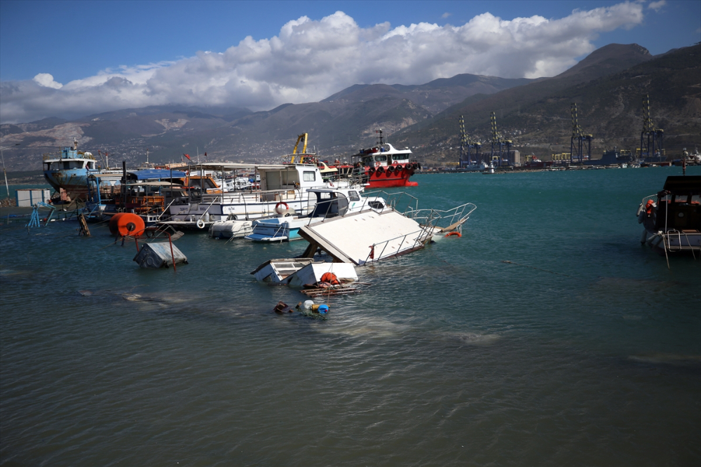 İskenderun'da etkili olan lodos nedeniyle bazı balıkçı tekneleri battı