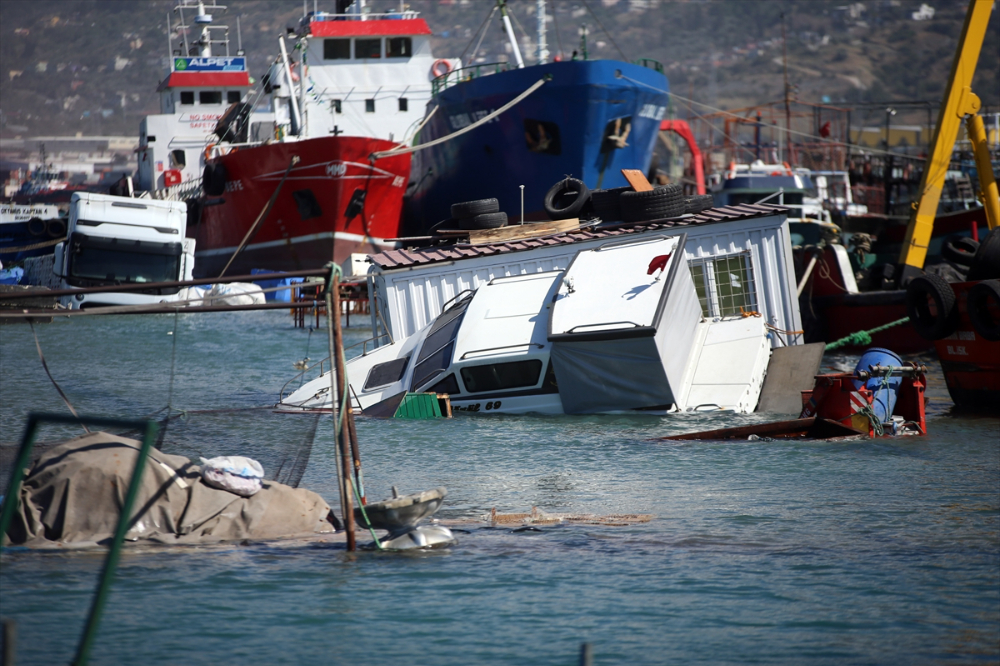 İskenderun'da etkili olan lodos nedeniyle bazı balıkçı tekneleri battı