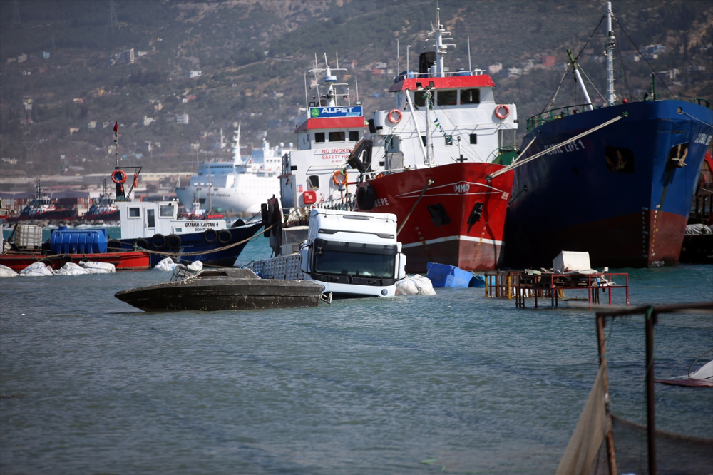 İskenderun'da etkili olan lodos nedeniyle bazı balıkçı tekneleri battı