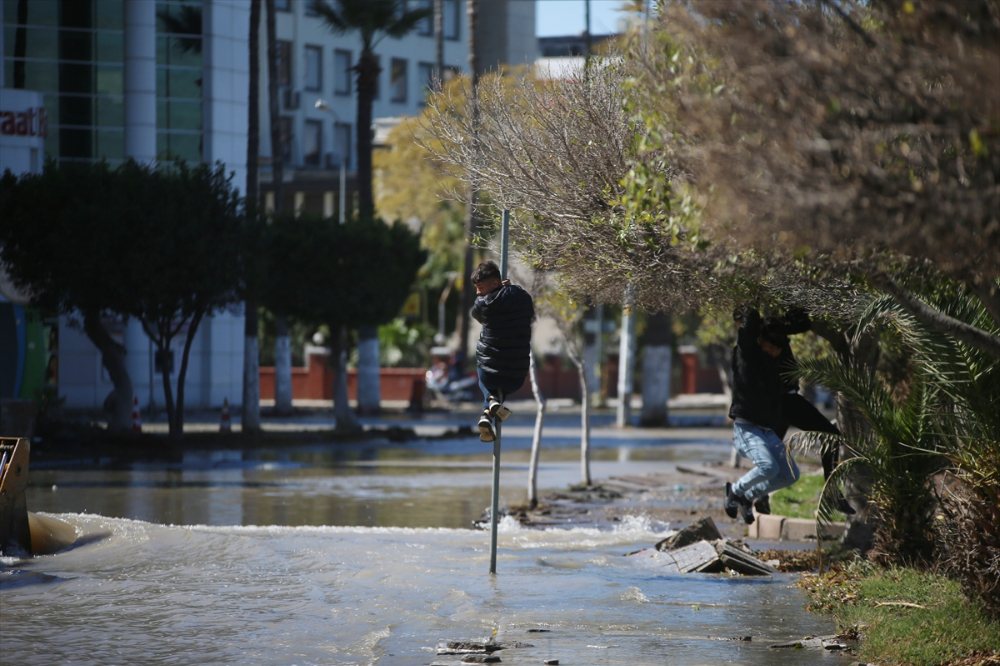 İskenderun'da etkili olan lodos nedeniyle bazı balıkçı tekneleri battı