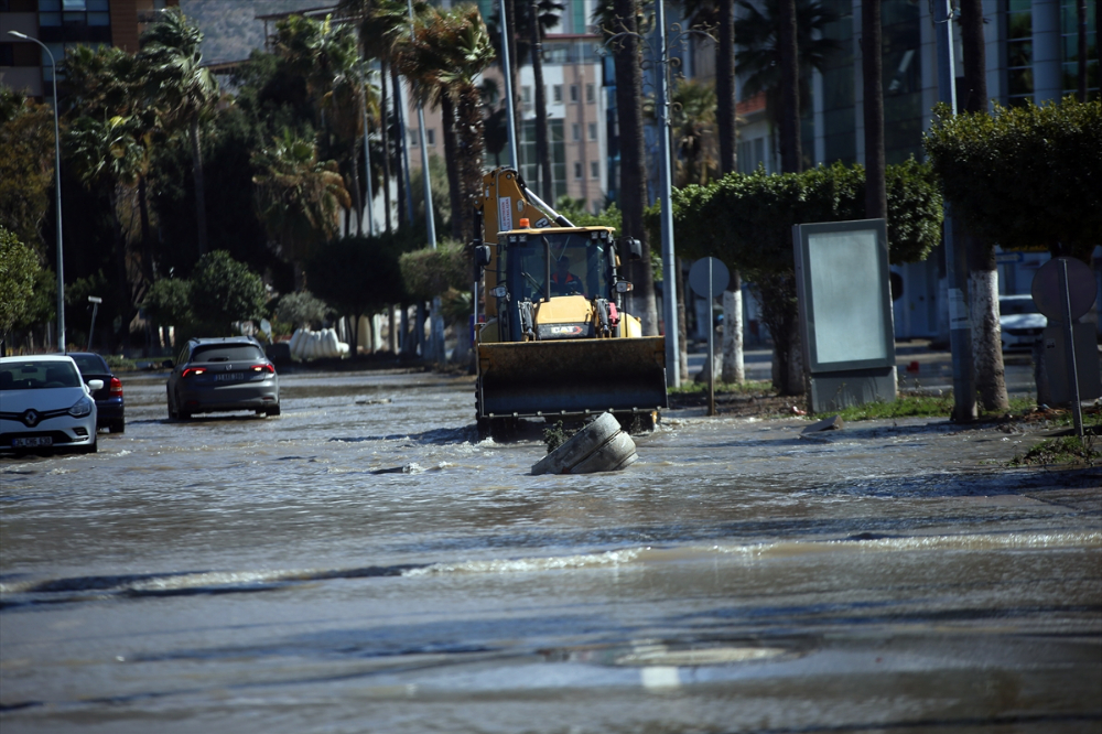 İskenderun'da etkili olan lodos nedeniyle bazı balıkçı tekneleri battı