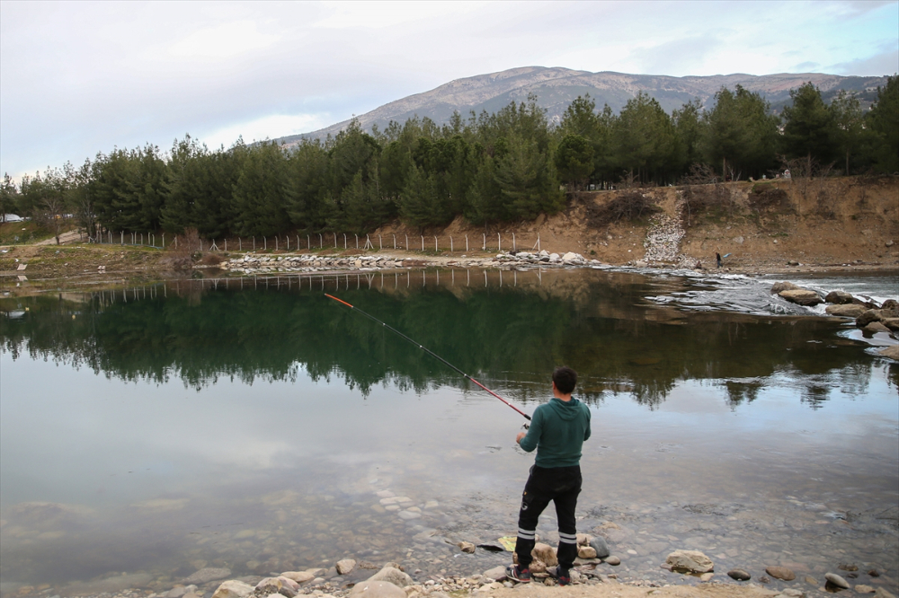 Kahramanmaraş'ta bazı depremzedeler balık tutarak moral bulmaya çalışıyor
