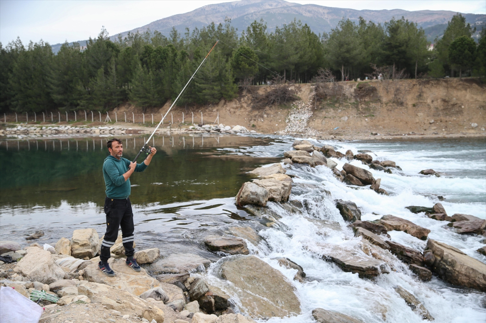 Kahramanmaraş'ta bazı depremzedeler balık tutarak moral bulmaya çalışıyor