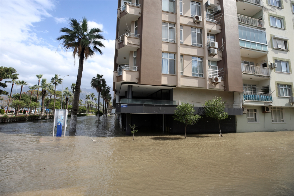 İskenderun'da lodos ve sağanak hayatı olumsuz etkiledi