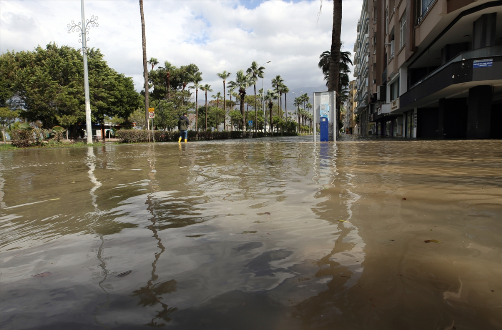 İskenderun'da lodos ve sağanak hayatı olumsuz etkiledi