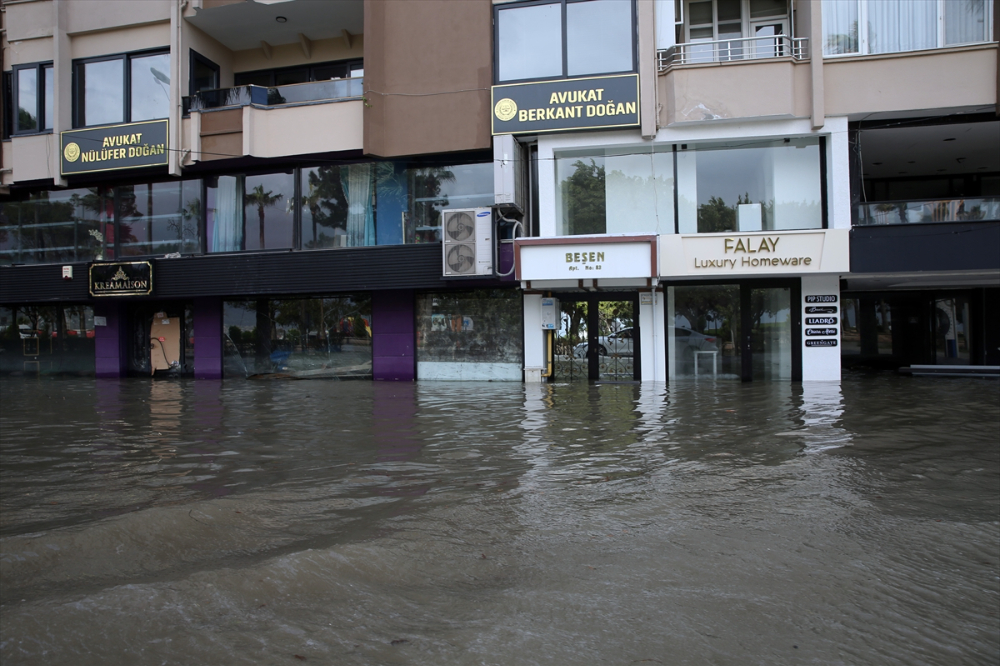 İskenderun'da lodos ve sağanak hayatı olumsuz etkiledi