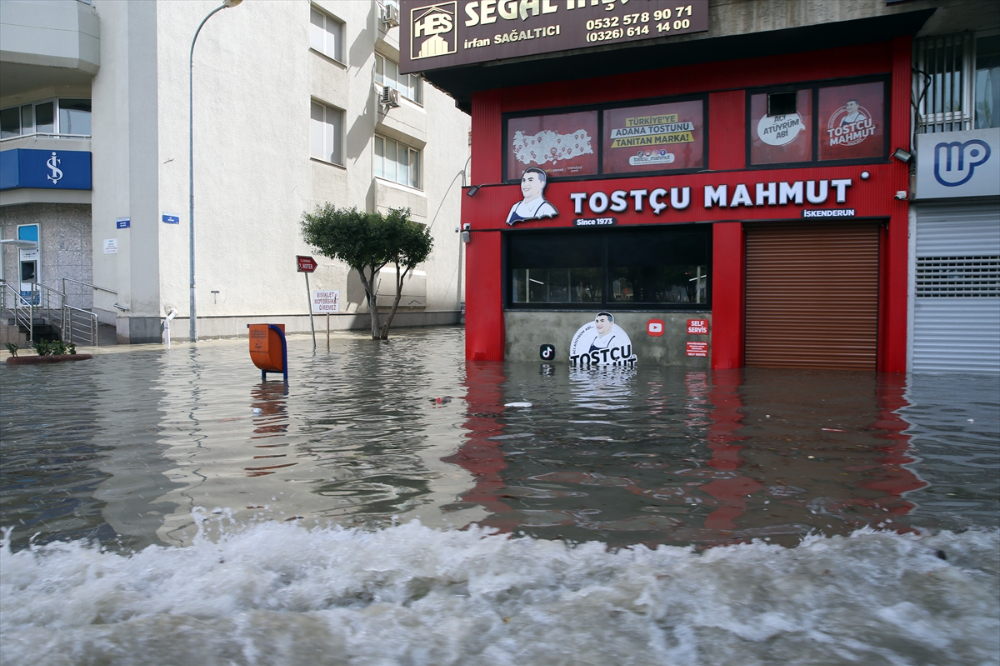 İskenderun'da lodos ve sağanak hayatı olumsuz etkiledi