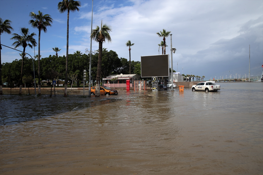 İskenderun'da lodos ve sağanak hayatı olumsuz etkiledi