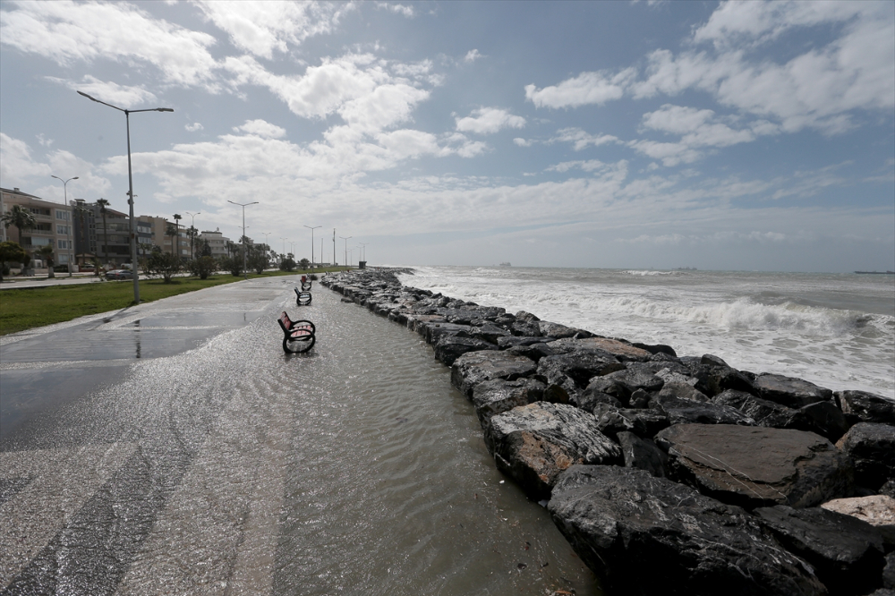 İskenderun'da lodos ve sağanak hayatı olumsuz etkiledi