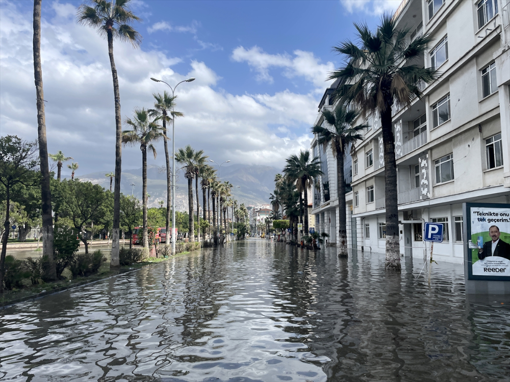 İskenderun'da lodos ve sağanak hayatı olumsuz etkiledi