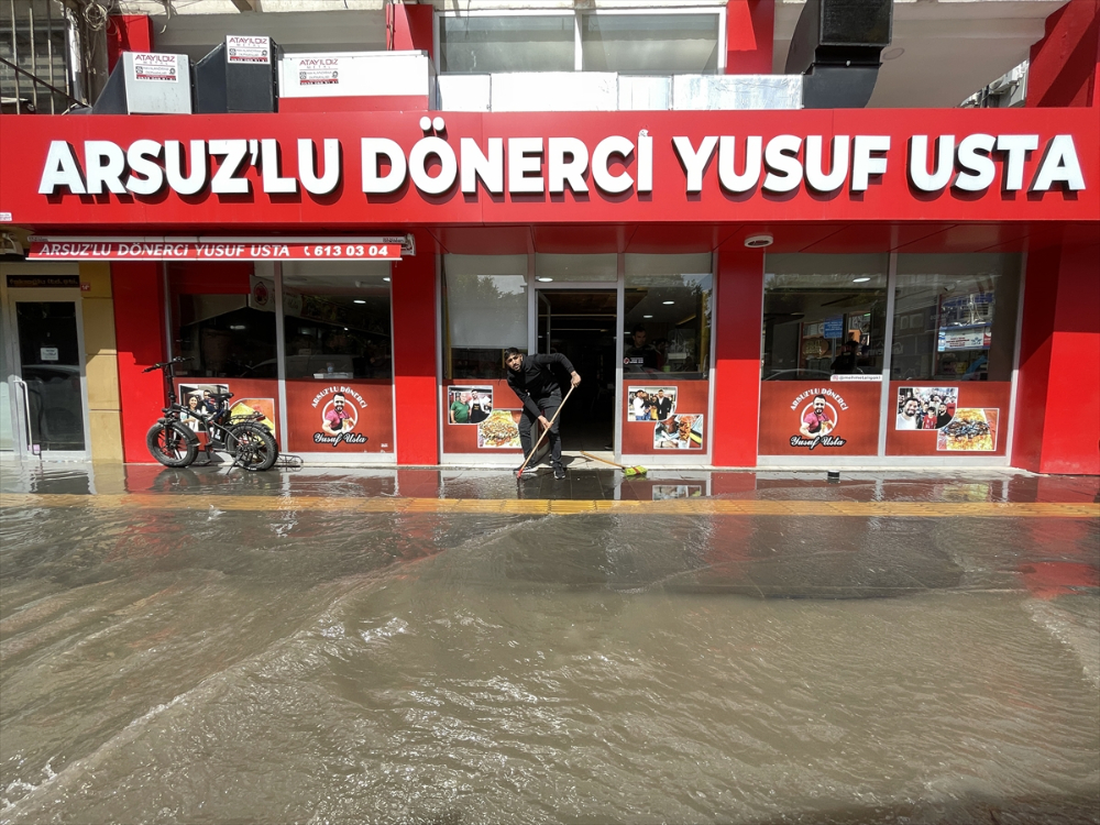 İskenderun'da lodos ve sağanak hayatı olumsuz etkiledi