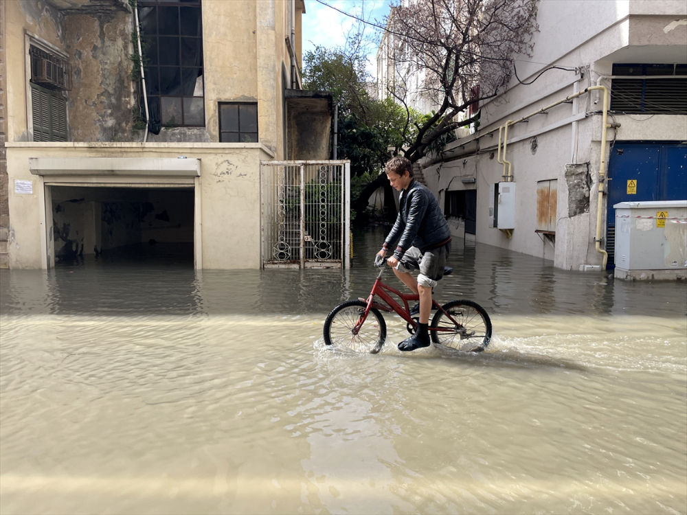 İskenderun'da lodos ve sağanak hayatı olumsuz etkiledi